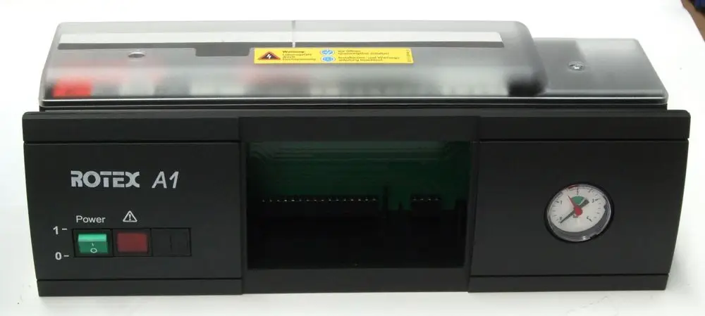 Schaltfeld von Daikin für ROTEX A1 BG, mit Schaltern für die Stromversorgung und einem Druckmanometer auf der rechten Seite. Vorderseite in Schwarz gehalten.